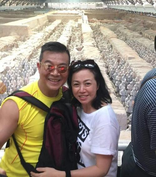62岁朱玲玲罕现身,同框五大港姐仍显靓丽,吴毅将妻子略显老态