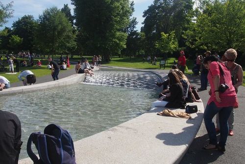 playing - picture of diana princess of wales memorial fountain