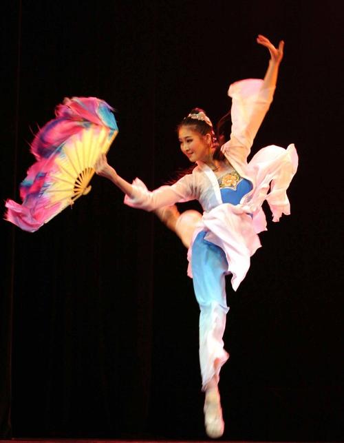 这种扇子舞的演出服哈尔滨哪有卖或者租赁的?要一样的