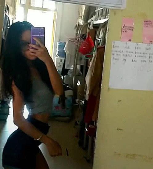 大学女生宿舍自拍,转过身一看,网友疾呼:"腰"精往哪跑
