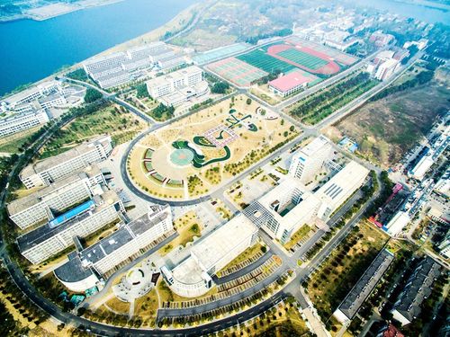 航拍皖西学院:全国唯一独占一座岛的大学 革命老区森林环绕