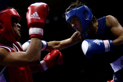 图文:国际拳击赛57kg 蓝方重拳突破红方防御