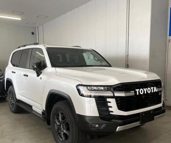 全新"丰田陆巡"gr运动版现身,外观造型够夸张,配3.5t