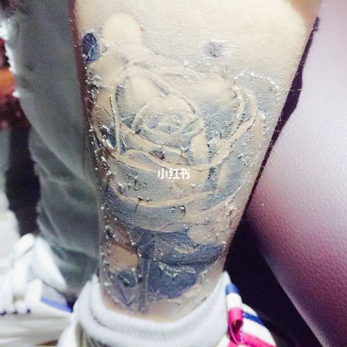 7215三小时后拆下保鲜膜 用的婴儿湿纸巾擦拭干净_纹身_湿纸巾