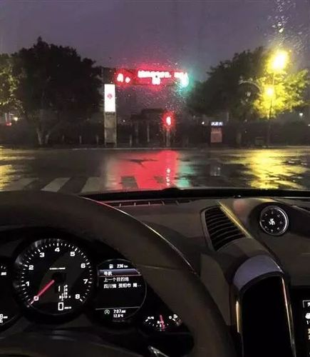 汽车在夜间行驶时,驾驶室一般不开灯,为什么?