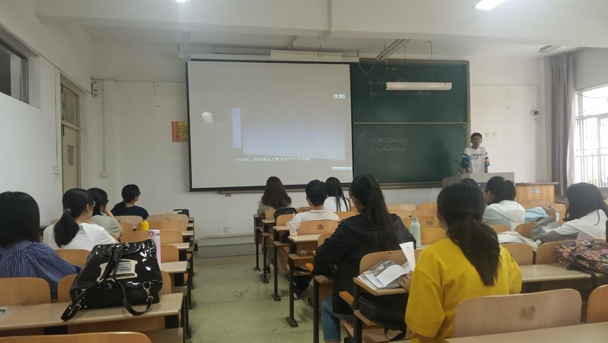 及广告本1801班在南四教学楼105教室举办了《乔布斯传》读书沙龙活动