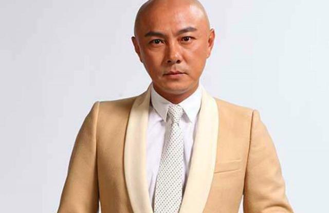 张卫健年轻时的照片-他年轻时有多帅为什么现在要留光头?