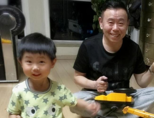 潘长江外孙不再"撞脸"姥爷,遗传表演天赋,成为帅气的搞笑达人