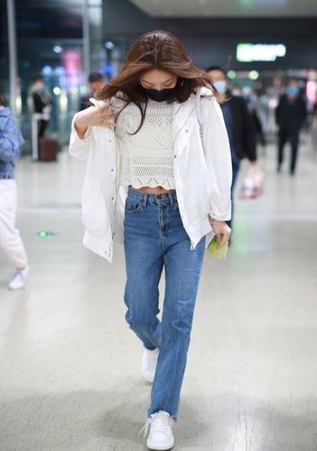 邓家佳终于高调一回,蕾丝露脐上衣配牛仔裤,精致腰线让人羡慕