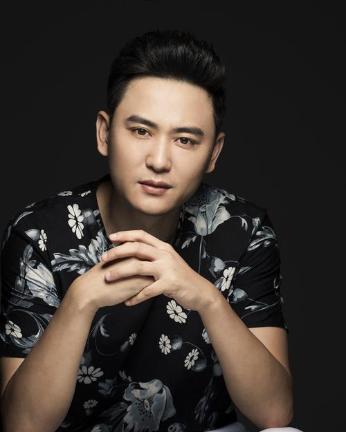 王鹏凯生日写真曝光02休闲随性尽显暖男范儿