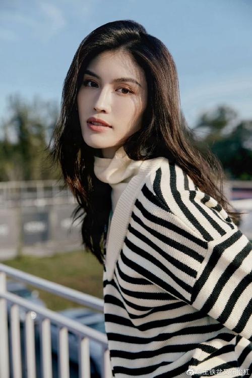 卷发造型慵懒高贵 颜值也很高 何仙姑的称号可不是白来的#何穗反差