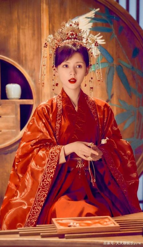 张予曦的红嫁衣造型很惊艳,无论从哪里开始看都完全戳中审美.