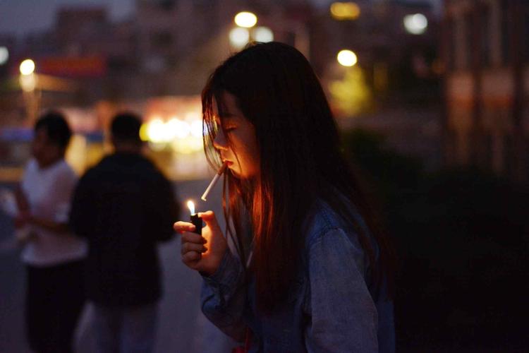 街头抽烟的美女图片桌面壁纸