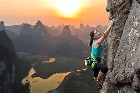 需要重读climb,b不发音所以实际是以/m/结尾的,/m/可以省音,mountains