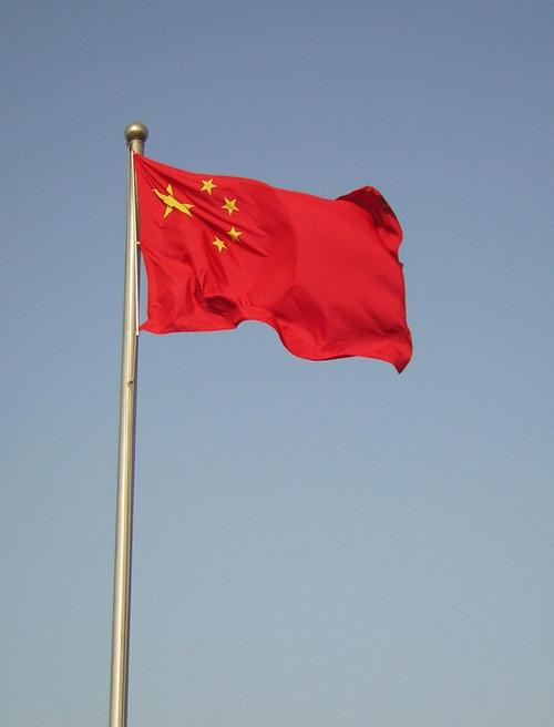 学校有专门的升旗队伍,乐队,升,护旗手.升旗队员有专门的礼仪服.