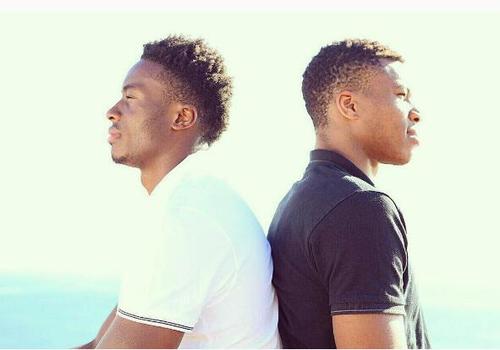 字母哥晒合影祝哥哥生日快乐