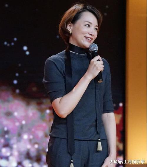 董卿骗了我们这么久, 如今终于露出真面目了, 网友们都看哭了