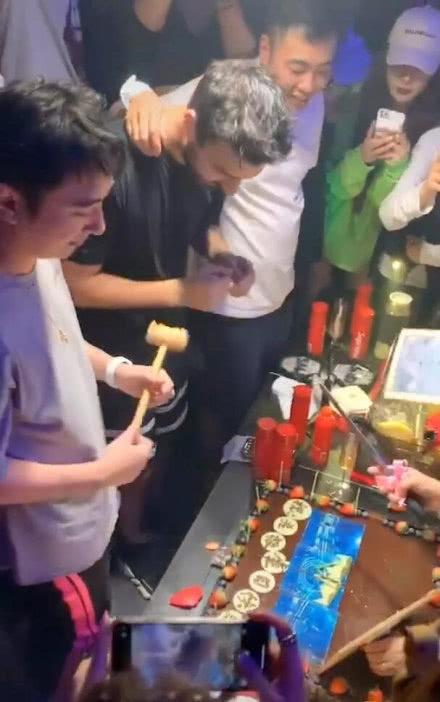 王思聪消费限制被解禁现身三亚酒吧庆生,100瓶黑桃a总价超90万