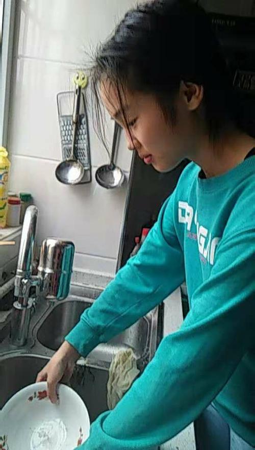 第一张图片是一名学生正在刷碗,看起来干的津津有味,挺认真的.