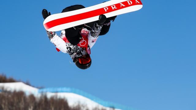 朱莉娅马里诺和她的普拉达prada滑雪板在北京冬奥会上走红