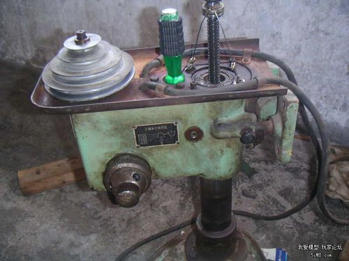 台钻升降可以了,需要做一块铁板和4根螺丝来固定机头可靠