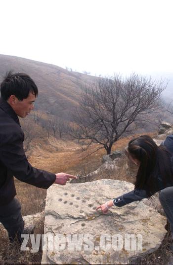 天书岩画还是符咒 昨记者登临险峰观天书(组图)