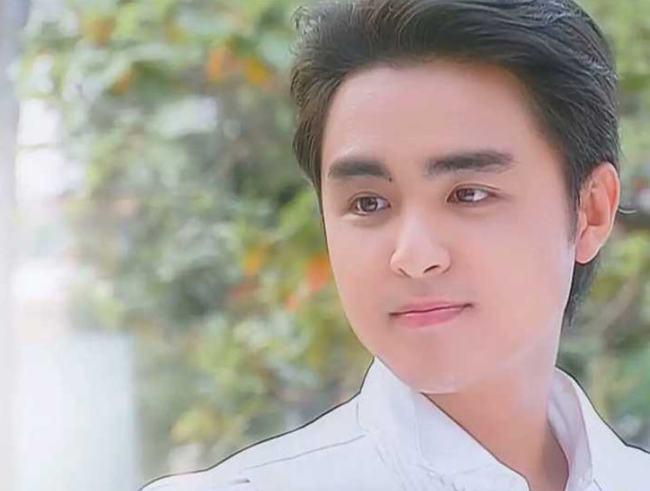 41岁明道带妻儿吃饭嘴边留一圈胡子显沧桑1岁儿子正脸好呆萌