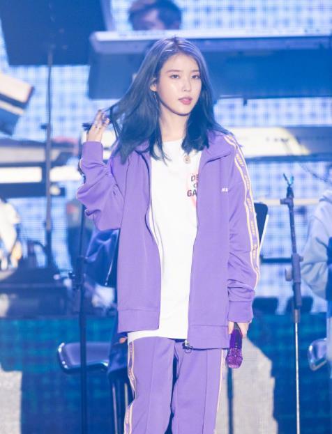iu染紫发还穿运动服开演唱会,现在简直比闺蜜雪莉还放飞