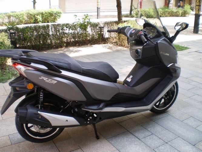 根据描述来看,这位车友想选择一款2万左右的摩托车用来摩旅,其实这种