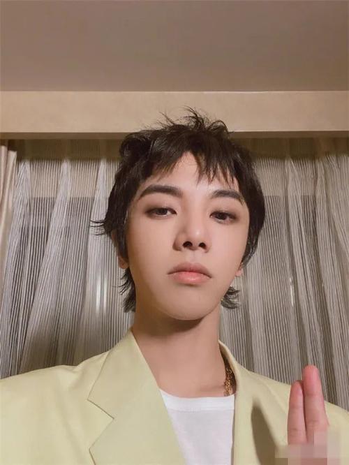 父华晨宇,女华迎辰 时间是2020年5月20日 这张照片是华晨宇和张碧晨