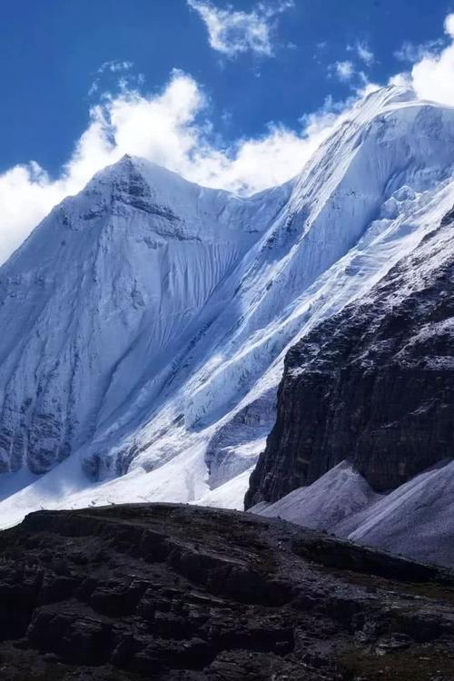 位于今茶布朗区沙湾乡木里河东岸杜基山,海拔3382米,距县城180公里,是