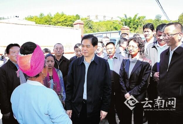 陈豪在景谷县永平镇指导抗震救灾工作.通讯员 王承吉 摄