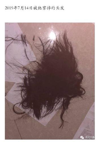 被张嫮目剪掉的头发就这样摊在地上,女生当时的心都碎了吧