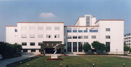 南京审计学院图书馆由莫愁校区图书馆和浦口校区图书馆组成