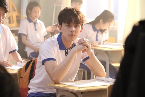 男神##截屏吴磊最深情瞬间# 如果我的中学有一个这样帅气的同班同学