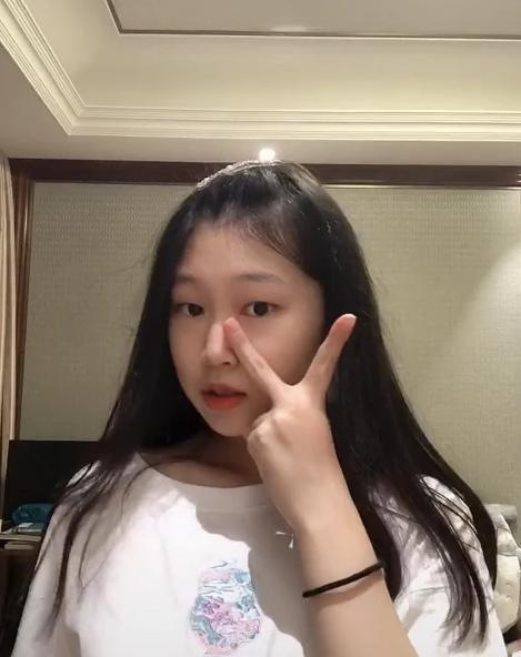 组图:小沈阳12岁女儿晒自拍视频 女大十八变越长越好看