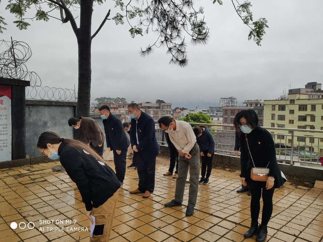 向革命烈士鞠躬