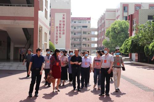市人大代表一行视察怀远县禹王中学疫情防控工作