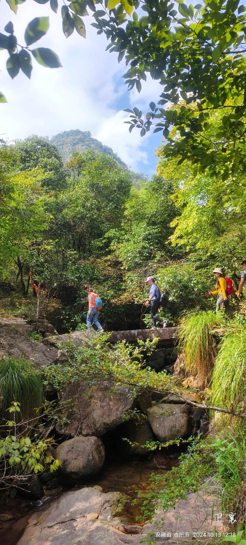白沙岭古道位于九华后山的崇山峻岭中,为古时徽州府通至安庆府之