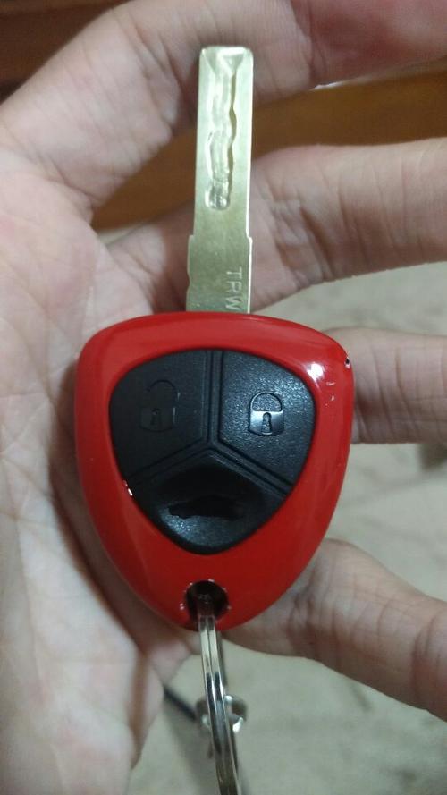 法拉利车钥匙磨损,有没有什么类似外壳或者贴膜,这样好难看啊