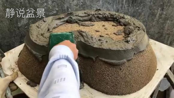 如何在家用塑料瓶制作水泥花盆,学到就是赚到,喜欢的可以试试!