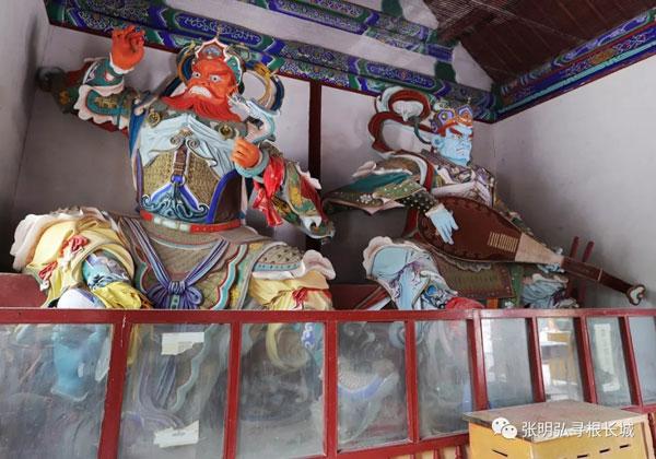 天王殿供奉四大天王让人凛然生畏,又落满寂寂香灰.