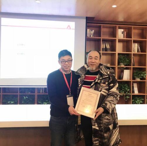 杨敏(左)为卓越speaker梁勇(右)颁奖