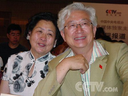 主持人虹云(左)陈铎(右)观看《话说长江》演示片