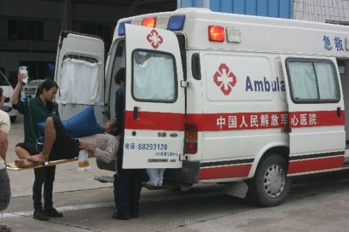 减压病渔民被送上救护车