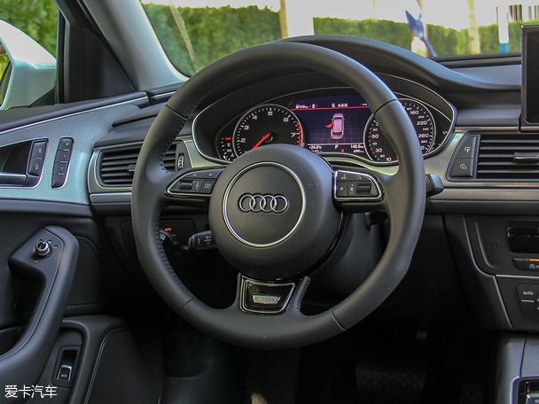 奥迪a6 allroad采用了三辐式多功能方向盘,握感质地非常柔软.