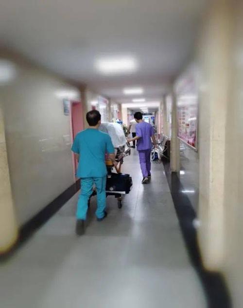 转运团队抵达转出医院