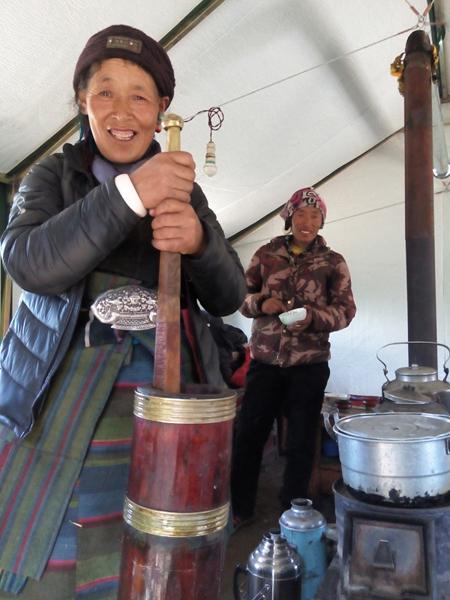 聂拉木县宗塔村村民巴桑正在帐篷内打酥油茶.记者 冯骥 摄