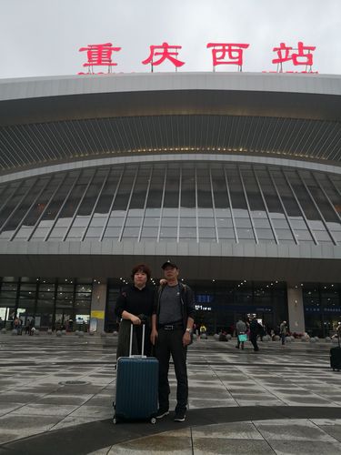 重庆西站还是很气派的,拍照留影.