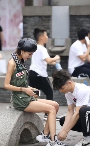 这女孩瘦得只有80斤,却要穿43码"大脚鞋",男友都跪下了!
